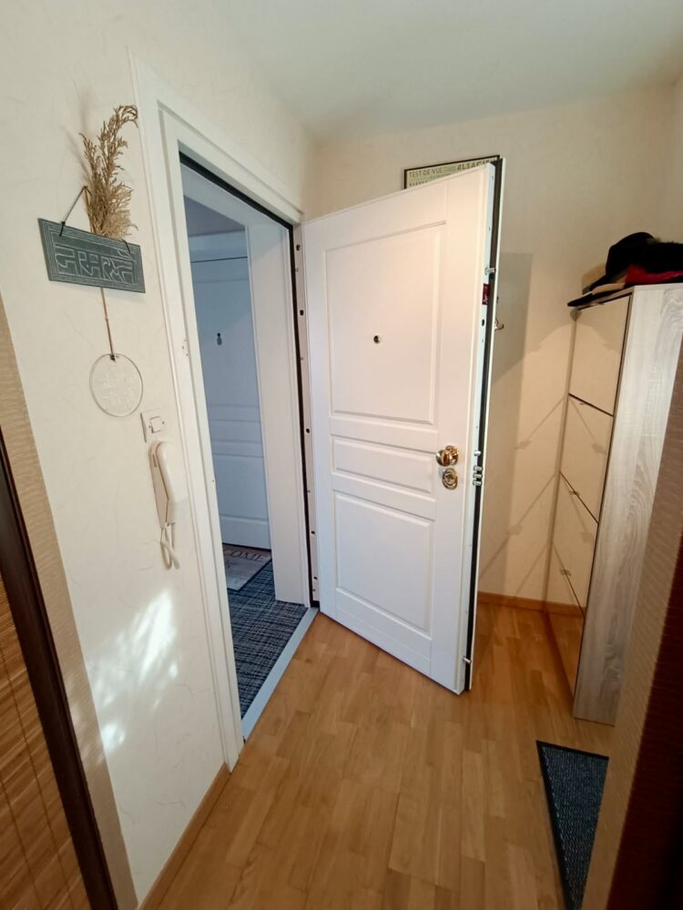 Porte palière ouverte