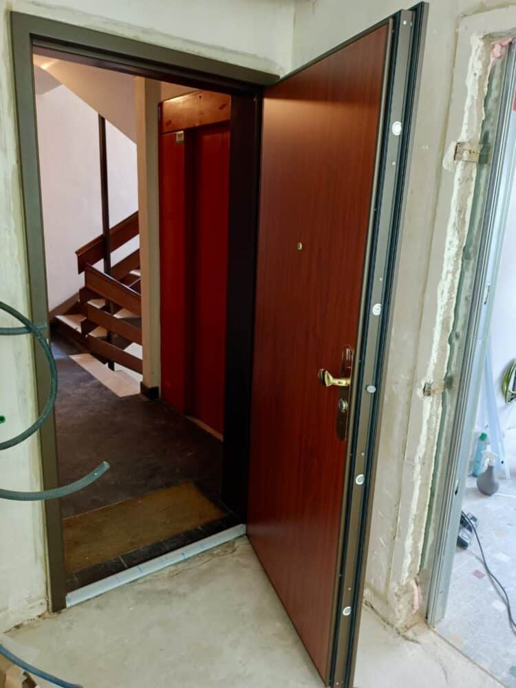 Porte palière coupe feu ouverte