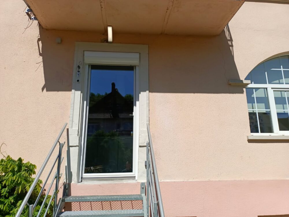 porte blanche exterieur